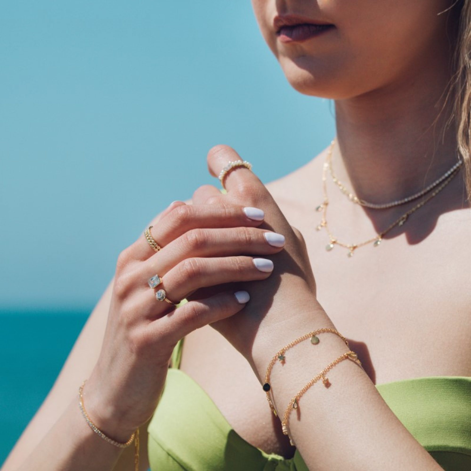 Δαχτυλίδι επίχρυσο με πέτρες ζιργκόν