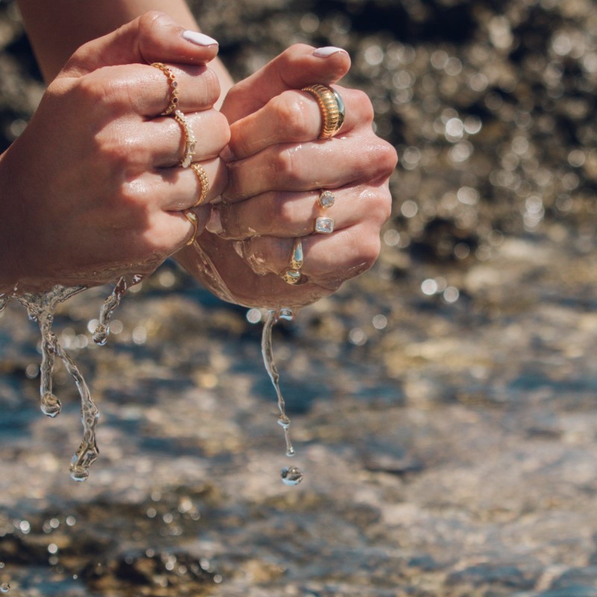 Επίχρυσο δαχτυλίδι με μαργαριτάρια και πέτρες ζιργκόν