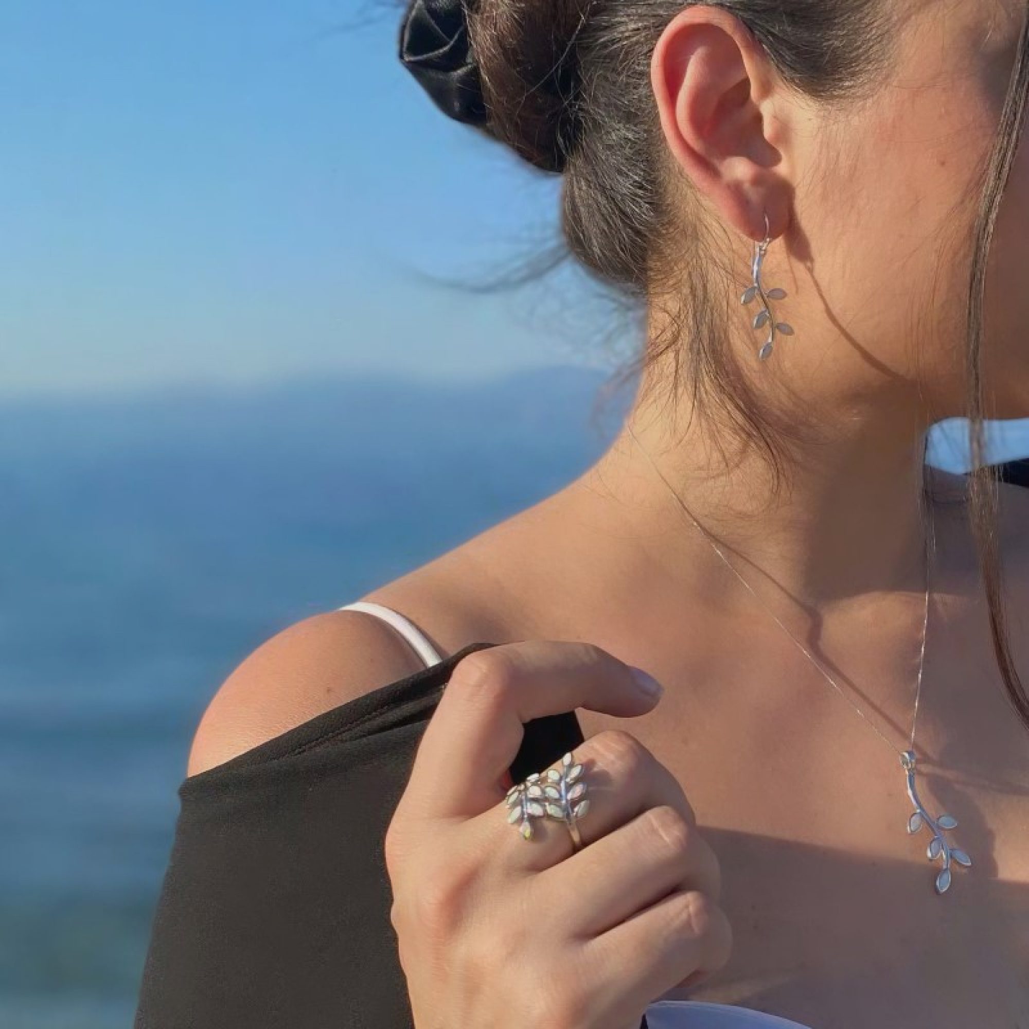 Δαχτυλίδι κλαδί ελιάς με λευκό όπαλ