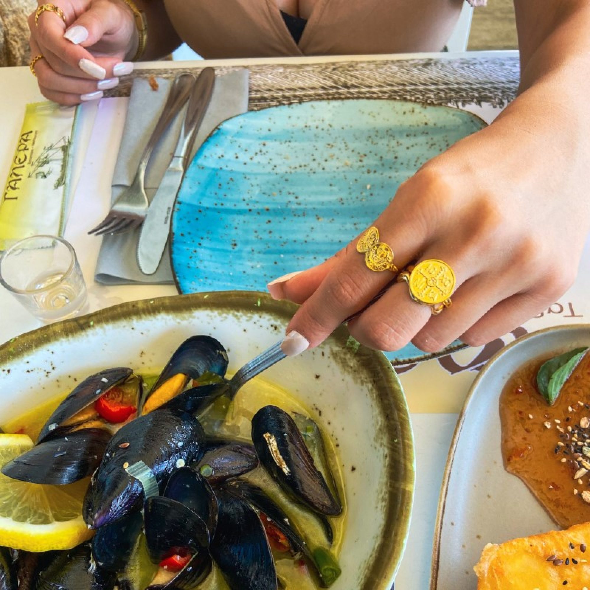 Δαχτυλίδι με αστέρι της Βεργίνας και κεφαλή Μεγάλου Αλεξάνδρου επιχρυσωμένο