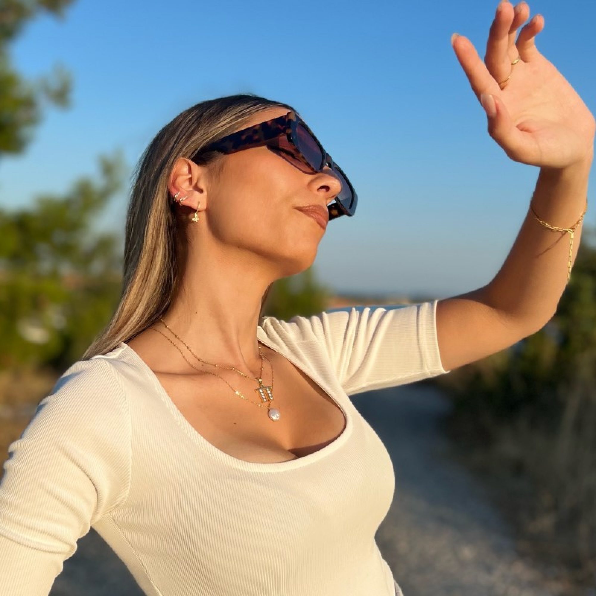 Gold plated necklace with mother of pearl