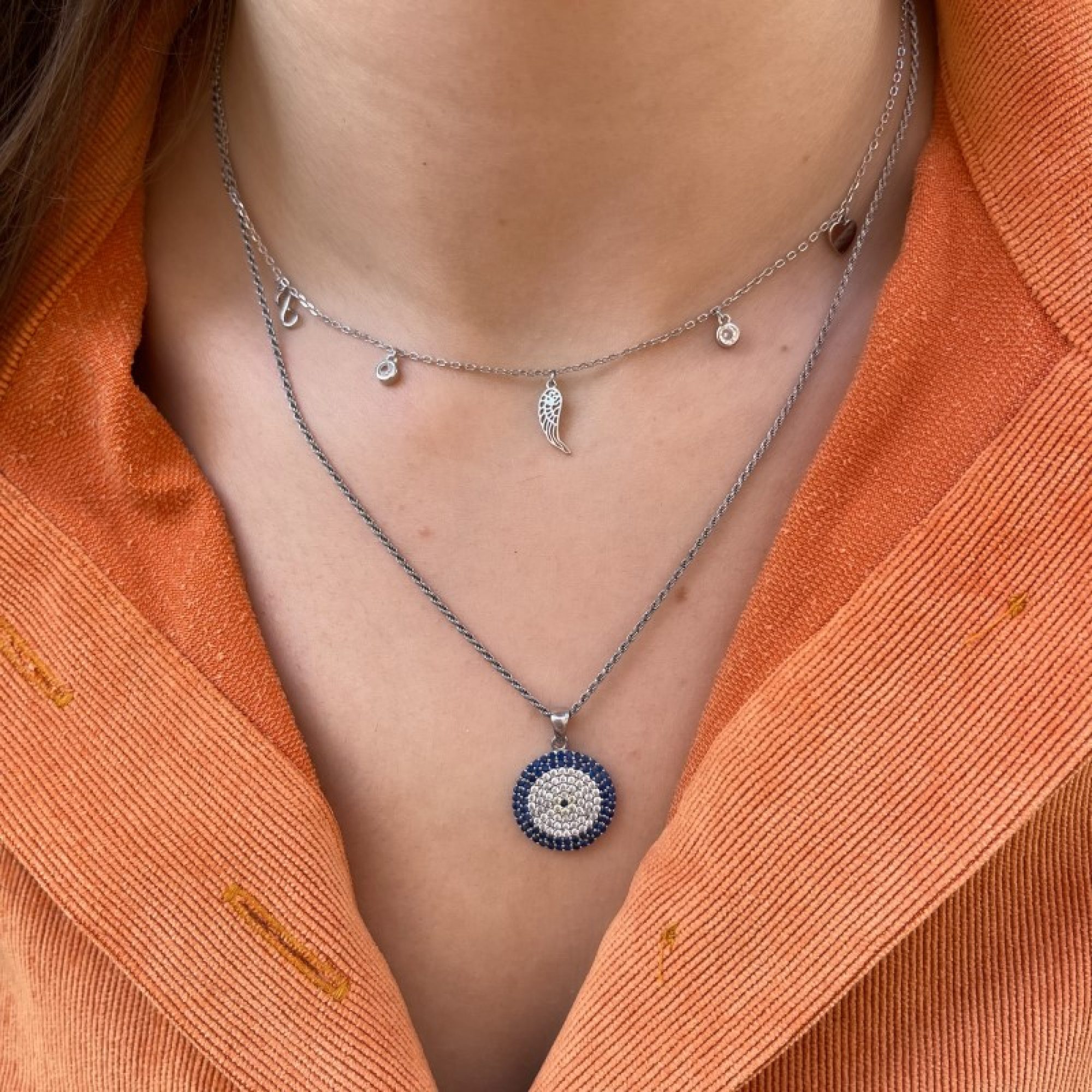 Κολιέ με διάφορα στοιχεία και πέτρες ζιργκόν