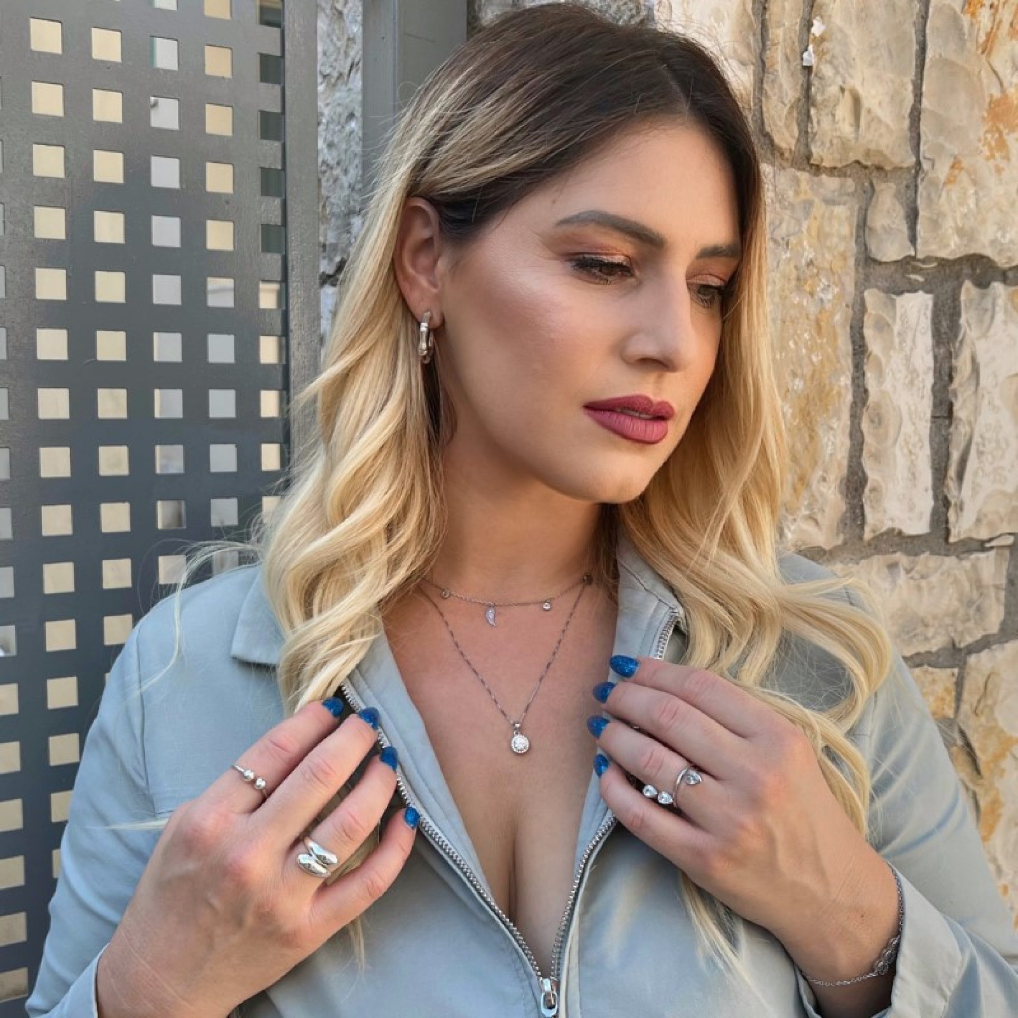 Κολιέ με διάφορα στοιχεία και πέτρες ζιργκόν