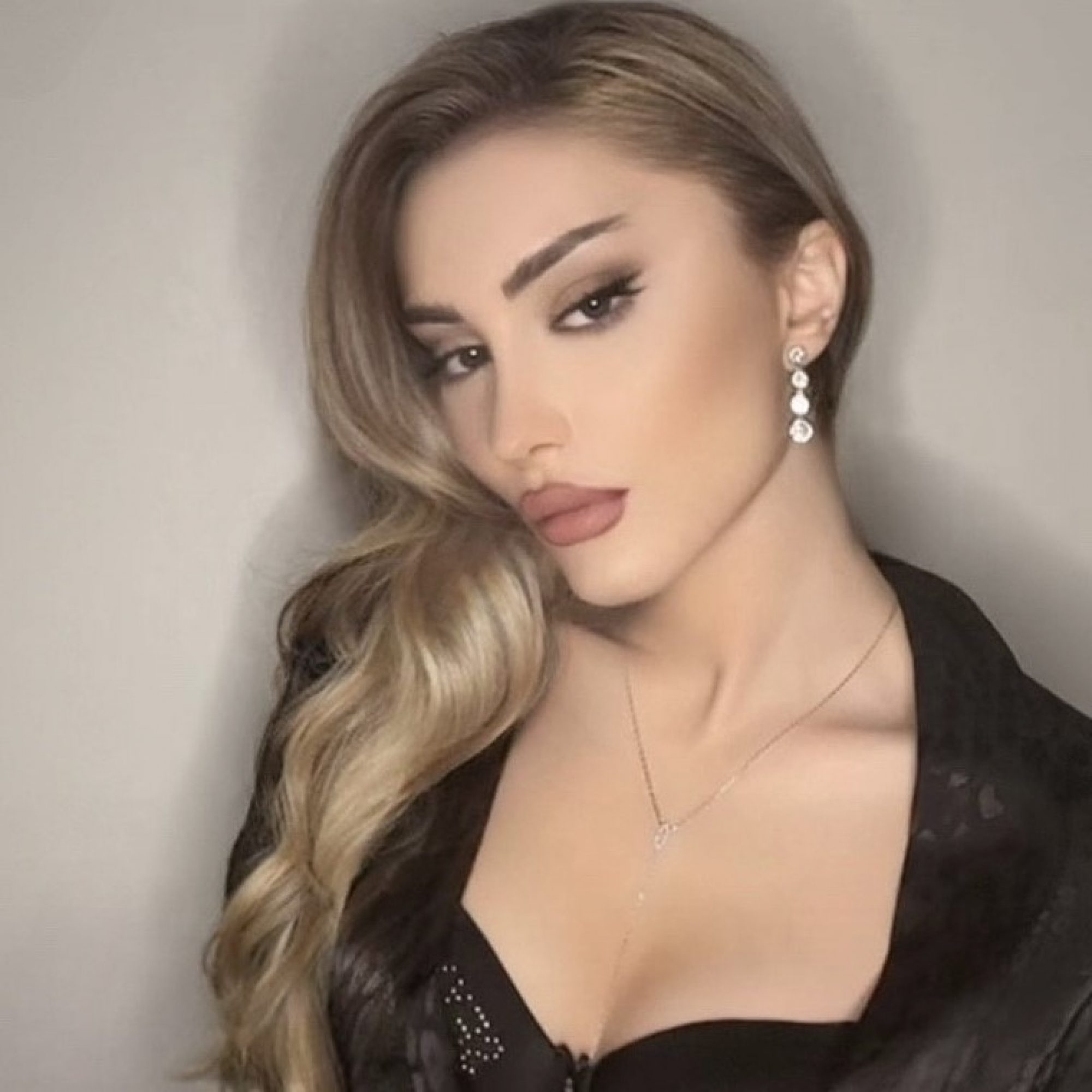 Κολιέ σε στυλ Υ με πέτρες ζιργκόν