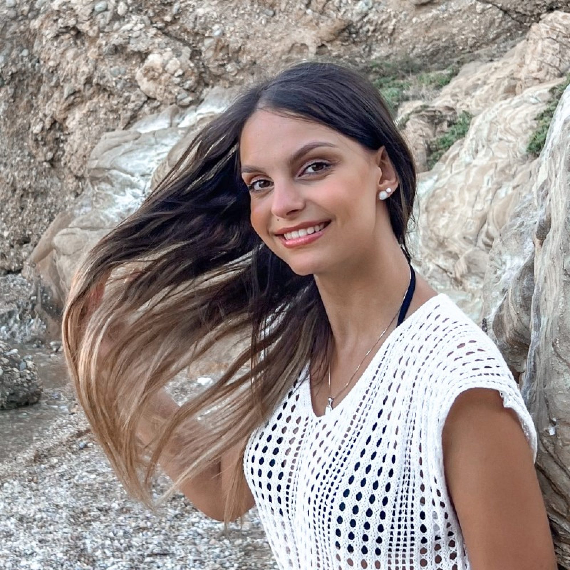 Σκουλαρίκια καρφωτά με λευκό όπαλ