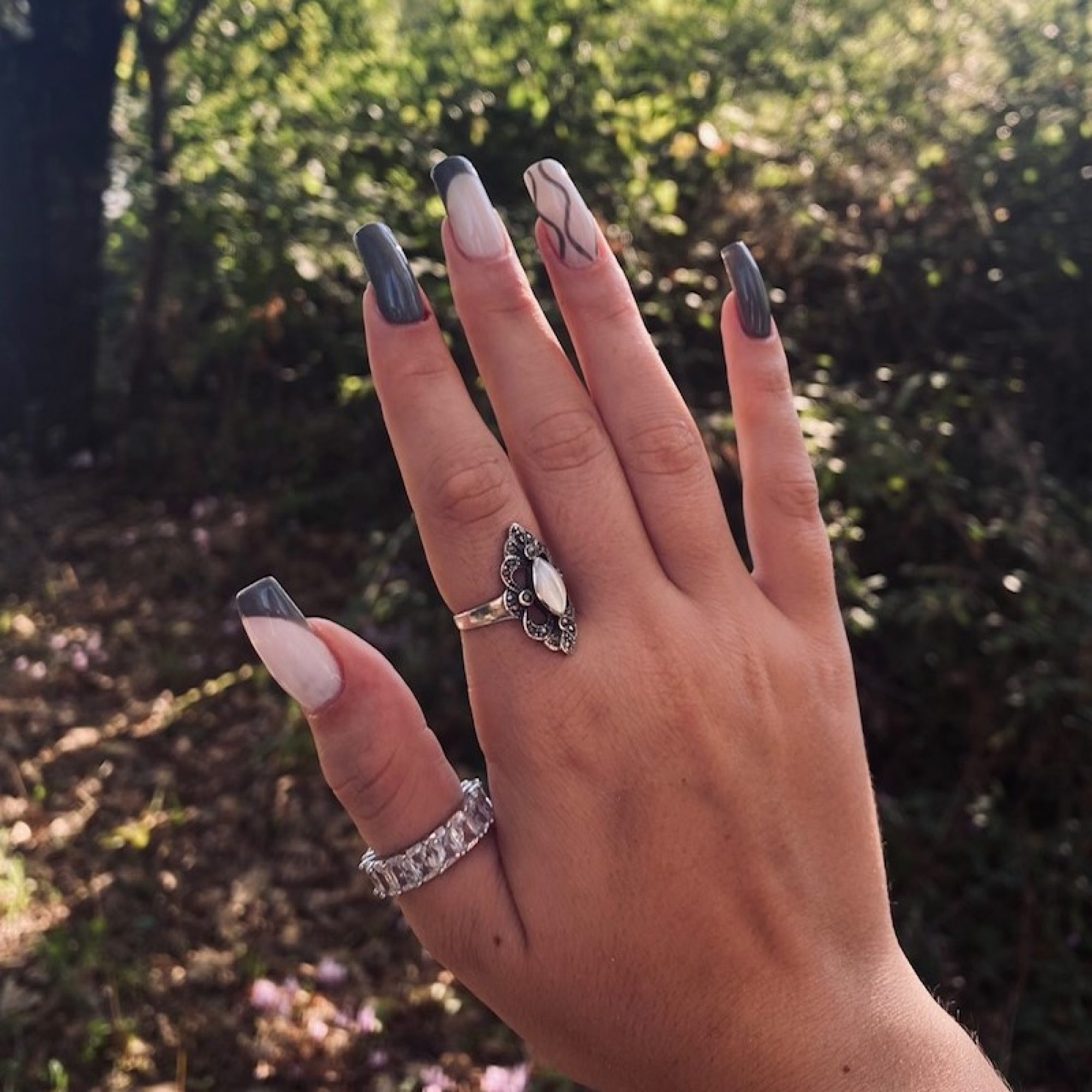 Δαχτυλίδι ριβιέρα με πέτρες ζιργκόν