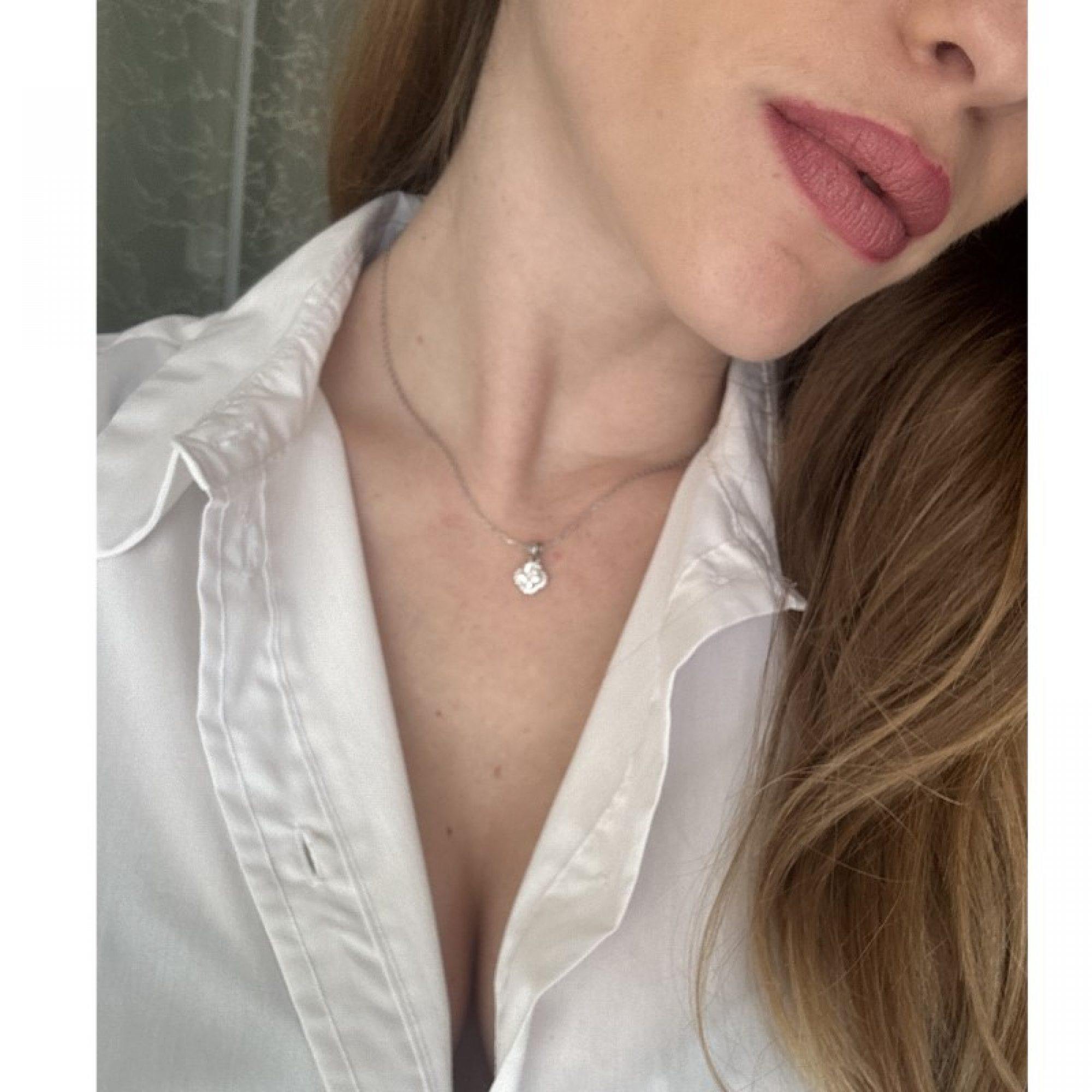 Necklace with zircon stones