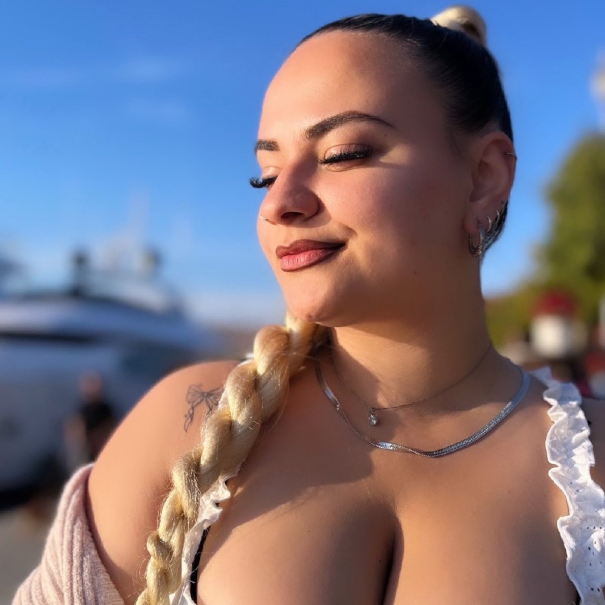 Single zircon necklace