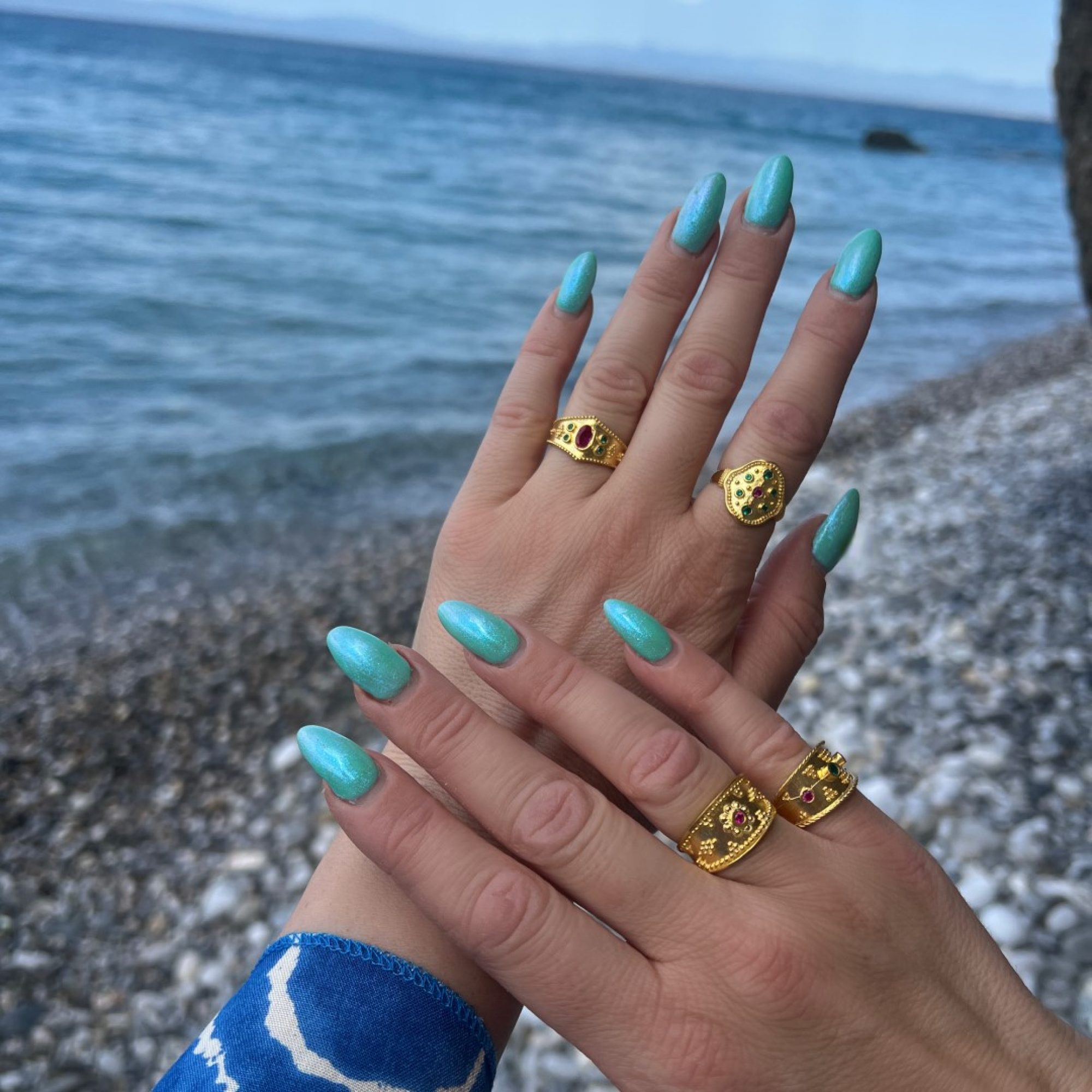 Επίχρυσο δαχτυλίδι με πέτρες ρουμπίνι και σμαράγδι