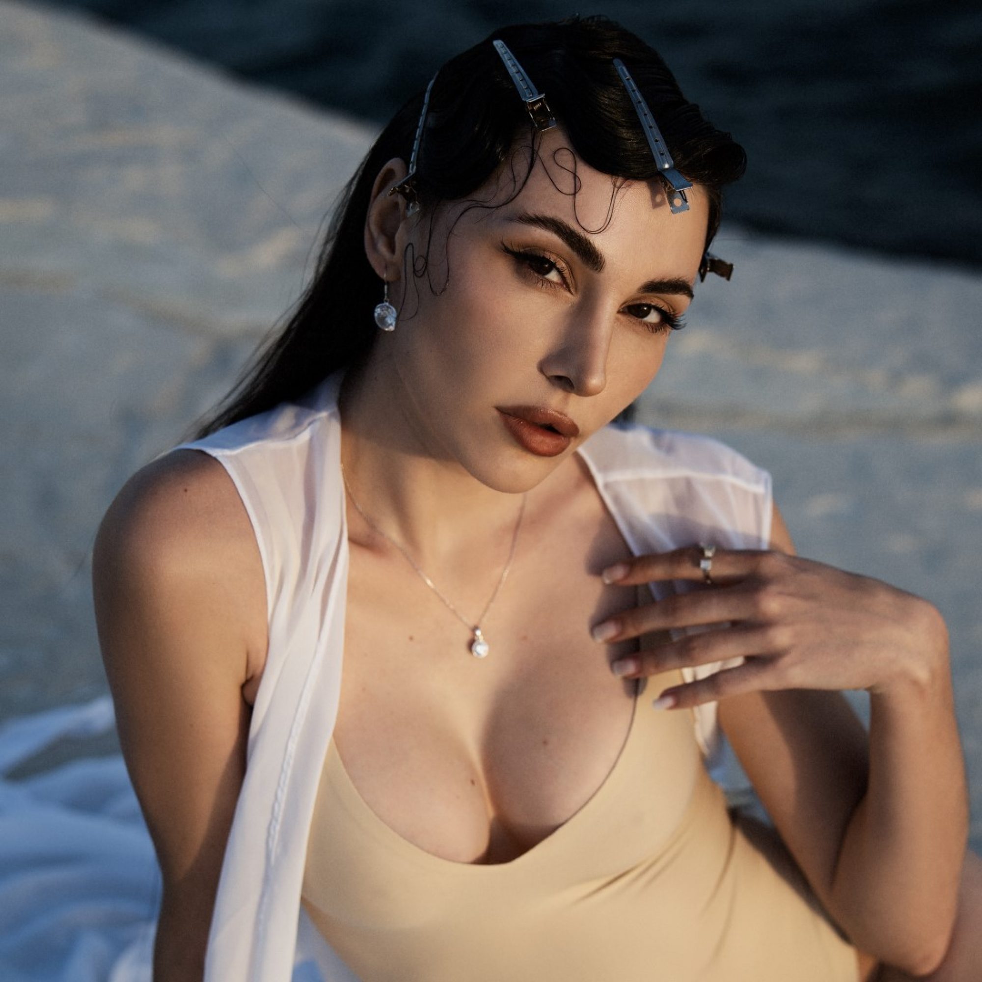 Single zircon necklace