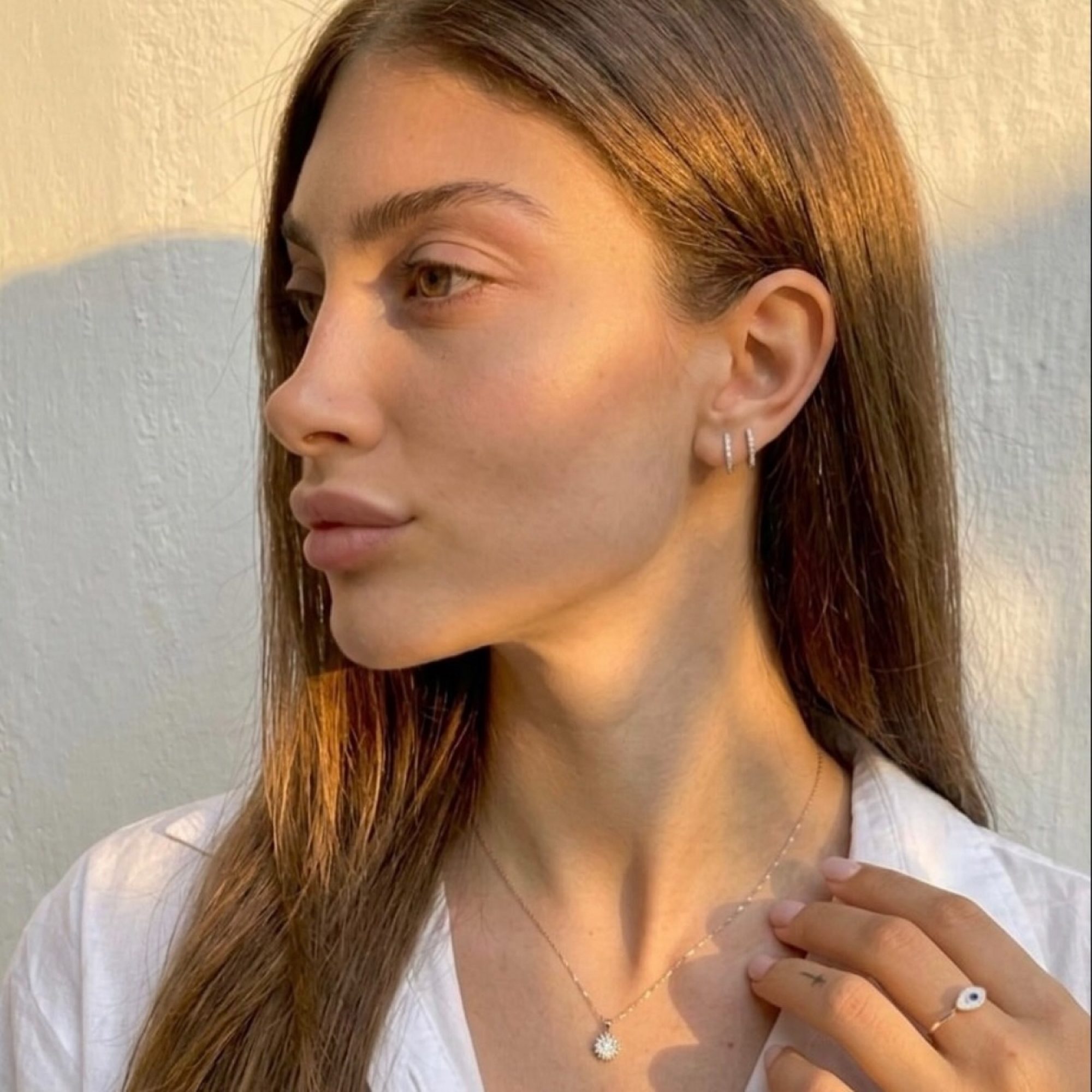 Eye ring with mother of pearl