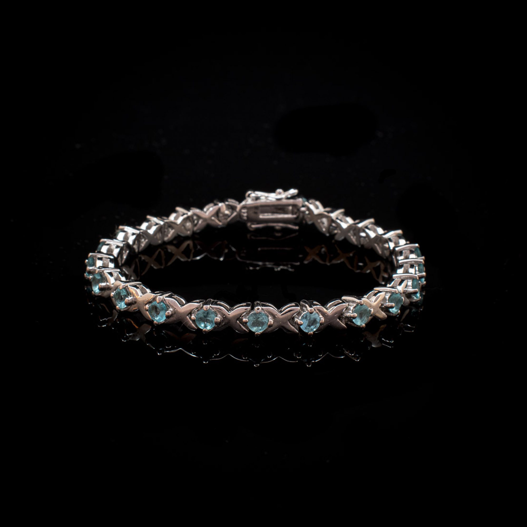 Tennis bracelet with aquamarine stones