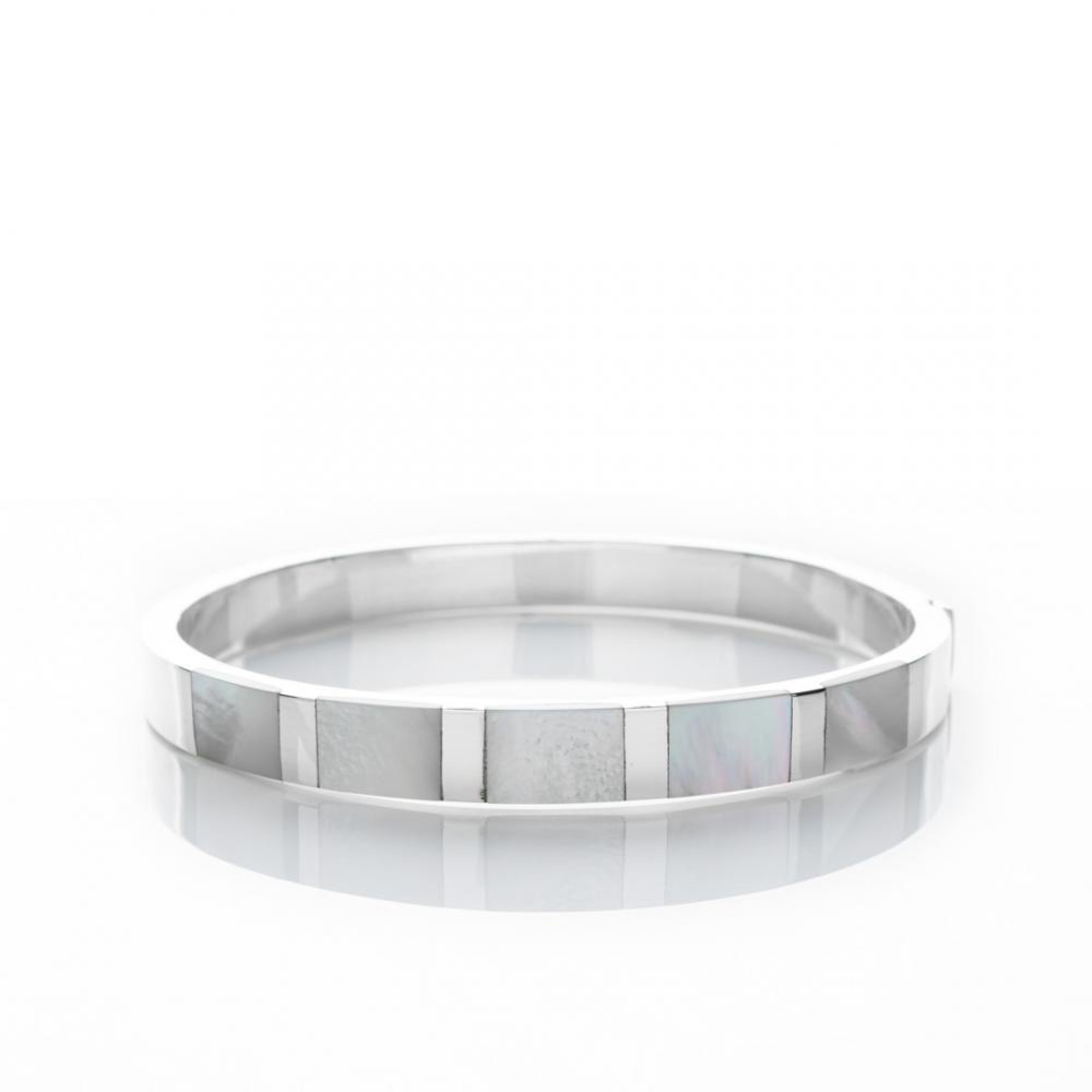 Bangle bracelet with mother of pearl