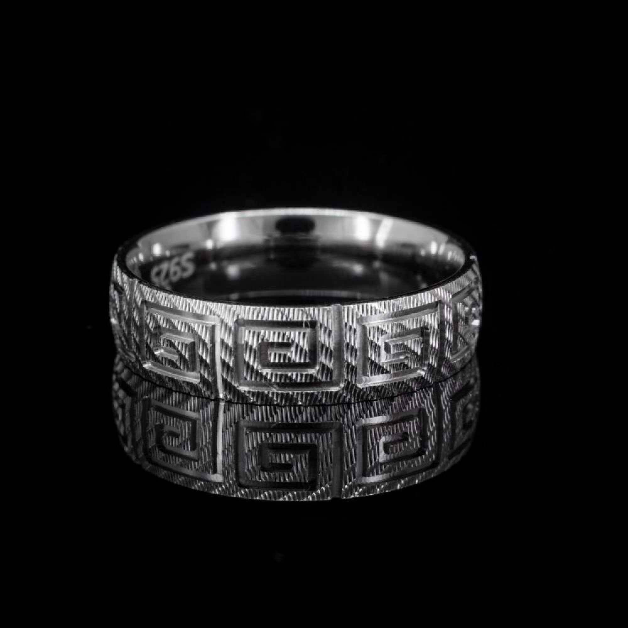 Engraved meander ring
