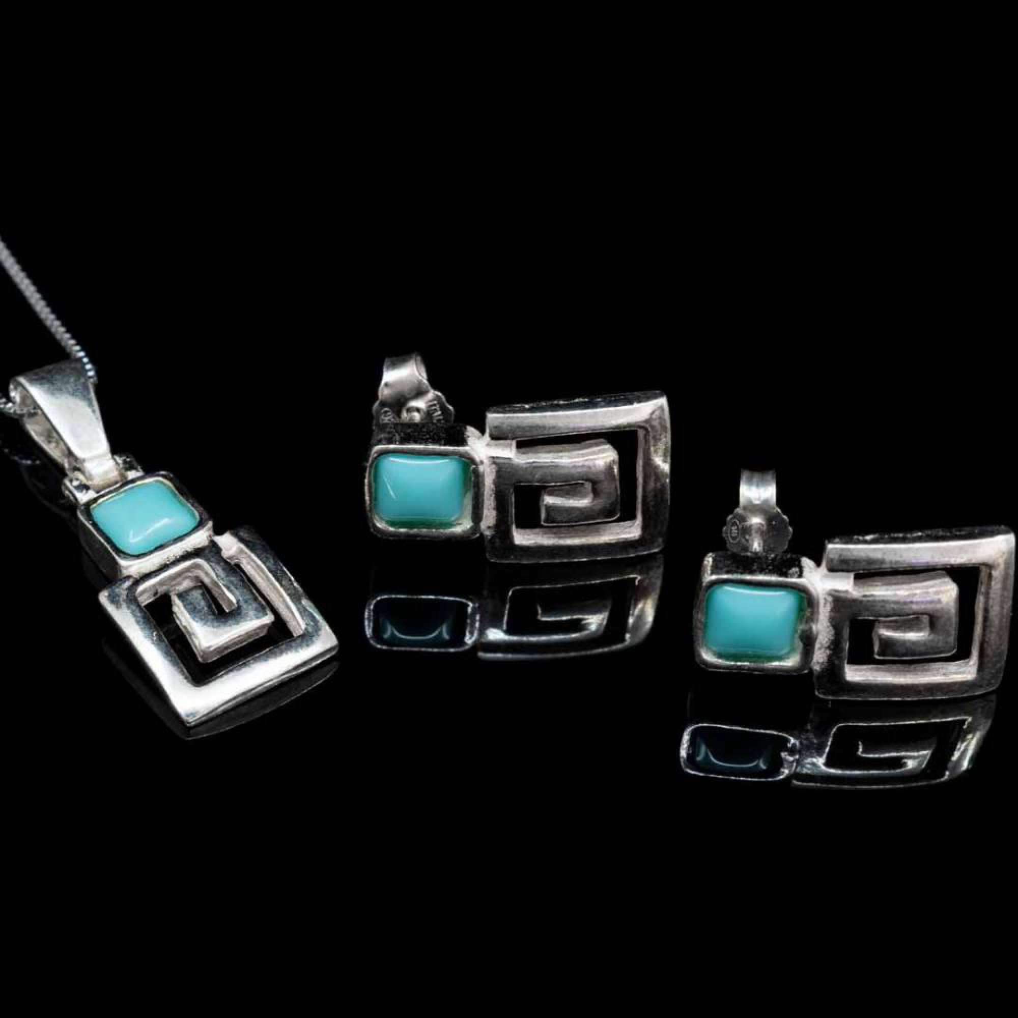 Meander set with turquoise stones