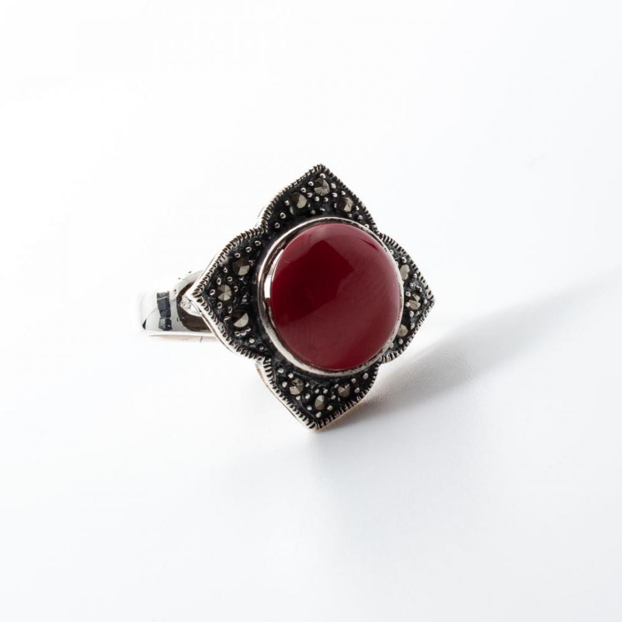 Δαχτυλίδι με πέτρα κοράλι και μαρκασίτες