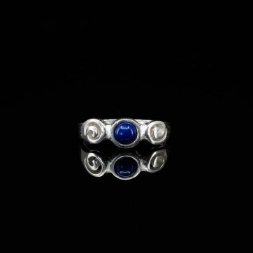 petsios Meander ring with lapis lazuli stone