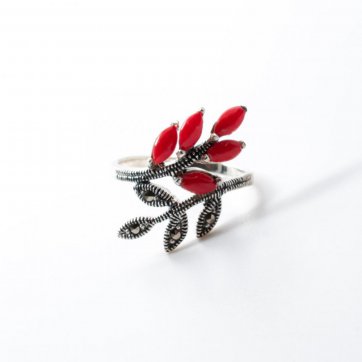 petsios Δαχτυλίδι με πέτρες κοράλι και μαρκασίτες